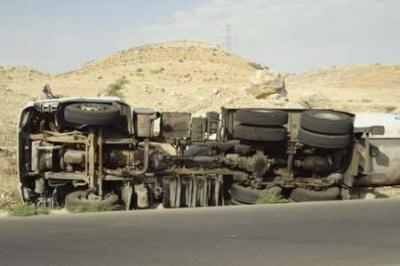 81703913 70068910 واژگونی تانکر عراقی درجاده شوش اهواز موجب ترافیک سنگین شد