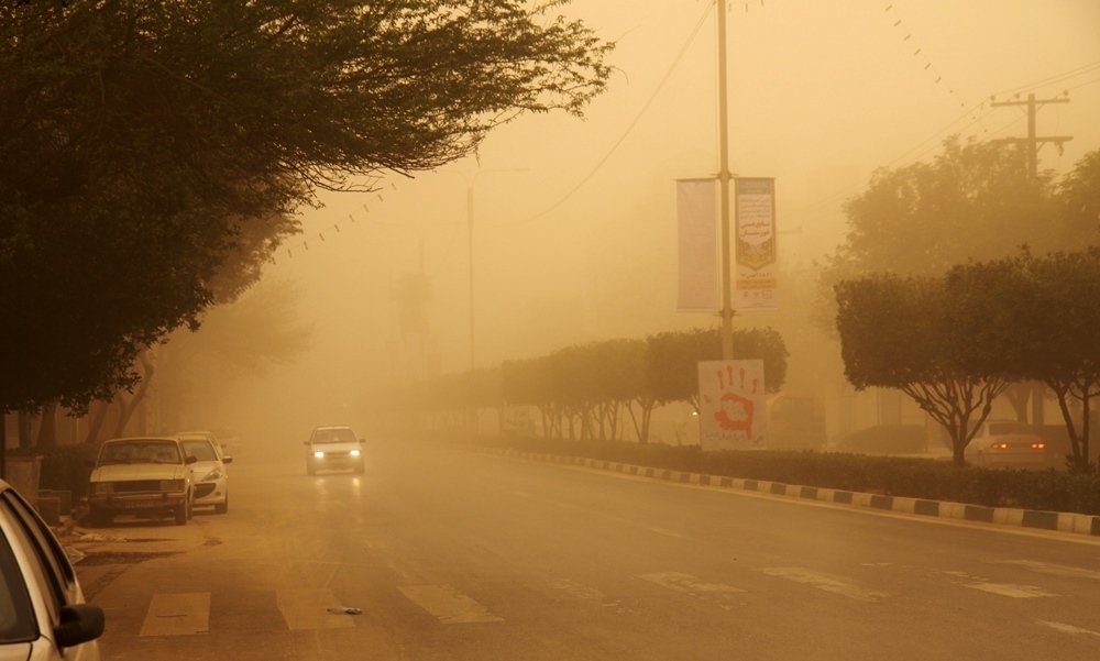 گرد و خاک گرد و غبار و باران در آسمان خوزستان