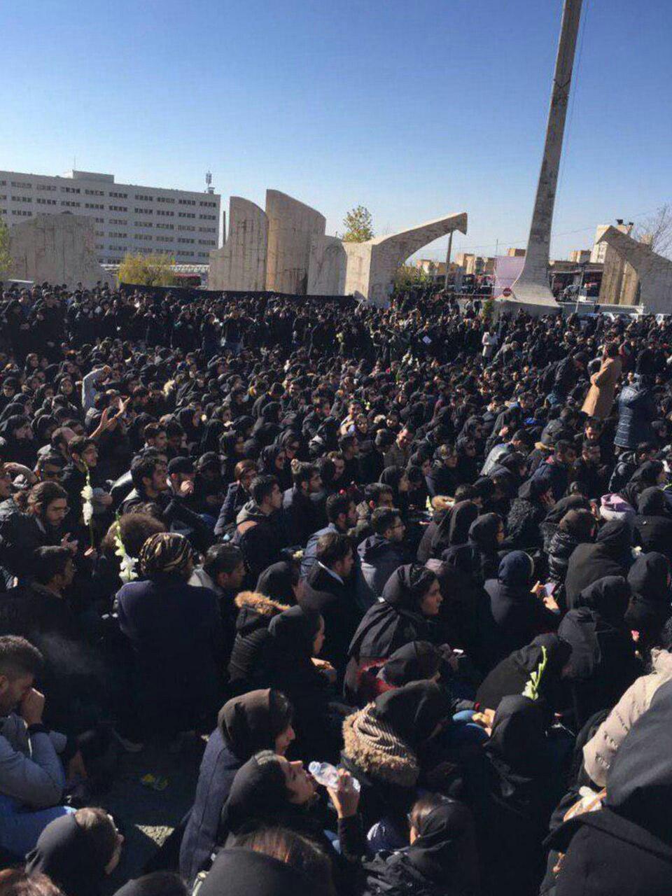 261977 736 معترضین خواستار استعفای ولایتی و دیگر مسئولین دانشگاه آزاد شدند