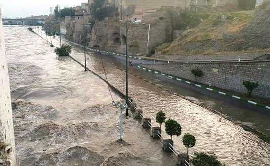 2 9 آبگرفتگی معابر و مناطق در معرض خطر سیلاب / آماده باش به دستگاه‌های اجرایی زیرمجموعه مدیریت بحران و فرمانداری‌ها / شهروندان از تردد غیر ضروری در حاشیه رودخانه ها خودداری کنند / دستور برای مسدود کردن جاده های حادثه‌خیز استان