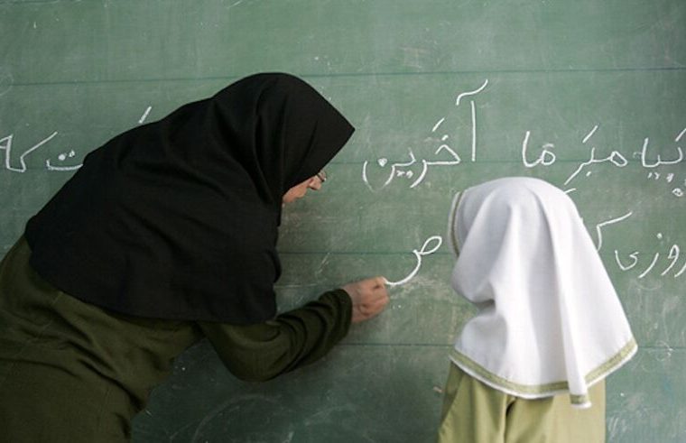 معلم فرهنگیان 760x491 بخشی از  معوقات فرهنگیان واریز شد