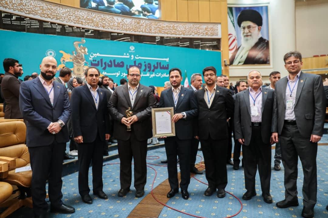 تندیس شرکت فولاد خوزستان به عنوان صادرکننده نمونه کشور انتخاب شد
