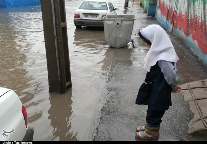 1398091613432380419060314 مشکل رفت و آمد دانش آموزان بخاطر آبگرفتگی معابر