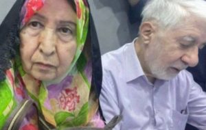 photo 2023 11 18 14 23 37 300x190 عکس جديدی از میرحسین موسوی و زهرا رهنورد